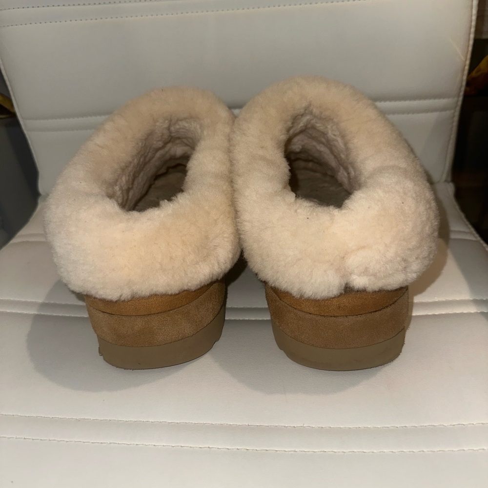 UGG Women’s Chestnut Suede Shearling-Lined Slipper Clog - Picture 2 of 7